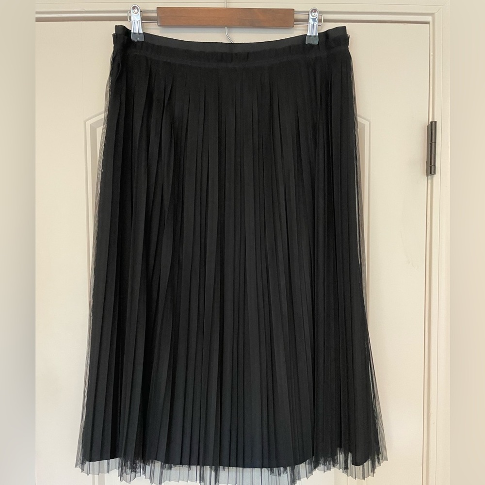 Banana Republic size 8 black accordion skirt.